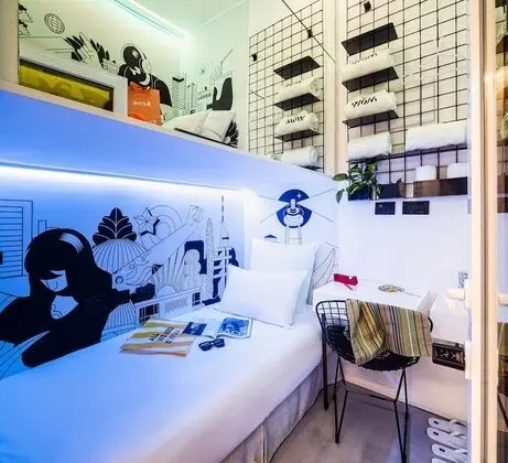 Twin Pod Room, Shared Bathroom
