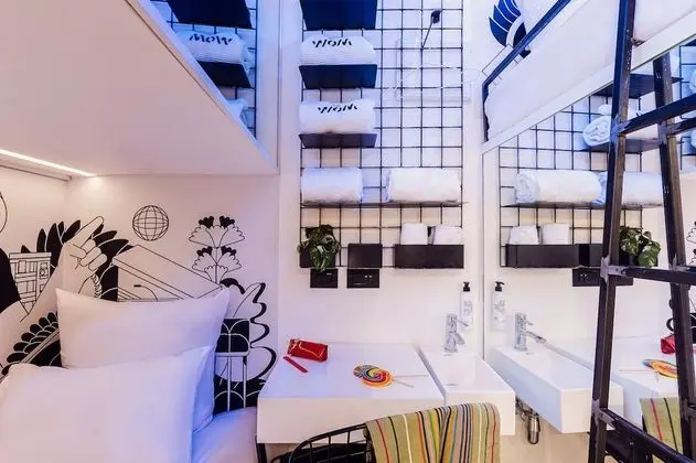 Twin Pod Room, Shared Bathroom
