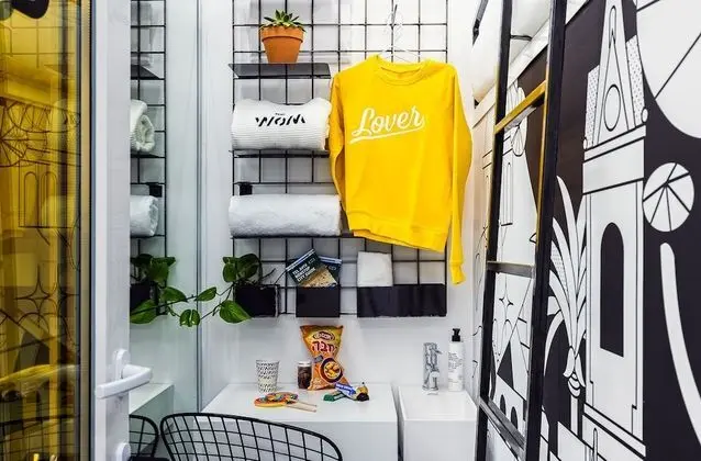 Twin Pod Room, Shared Bathroom