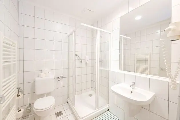 Private 6-Bed Room, Private Bathroom