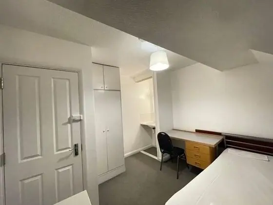 Tek Büyük Yataklı Oda, Ortak Banyo