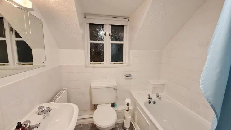 Tek Büyük Yataklı Oda, Ortak Banyo