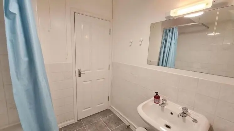 Tek Büyük Yataklı Oda, Ortak Banyo