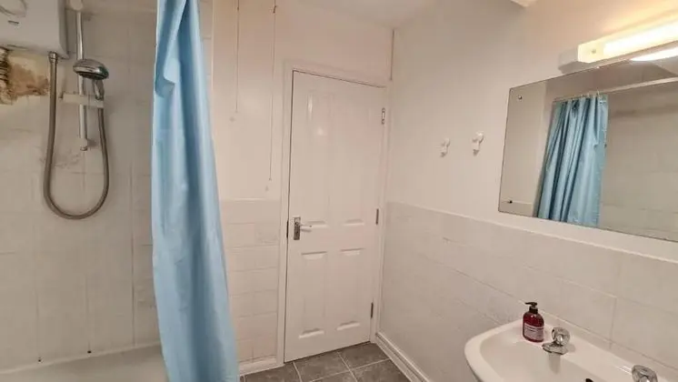 Tek Büyük Yataklı Oda, Ortak Banyo