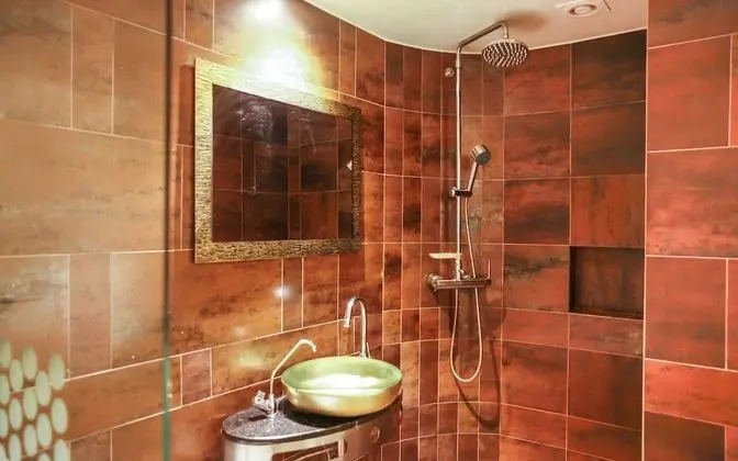 Oda (Standard (Netflix ethnic&pop art rand)