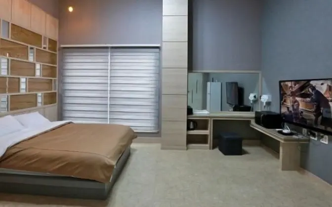 Oda (Room 213 (Studio))