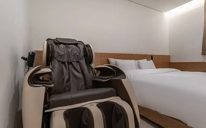Oda (Deluxe plus massage chair (available )