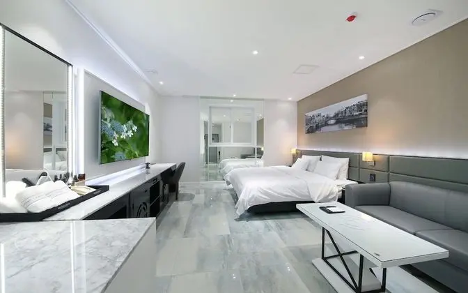 Oda (Chandelier (65-inch TV whirlpool bath)