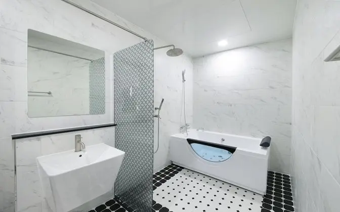 Oda (Chandelier (65-inch TV whirlpool bath)