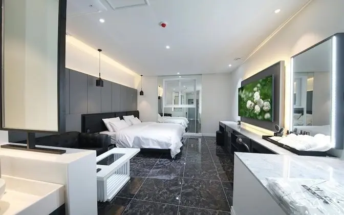 Oda (Chandelier (65-inch TV whirlpool bath)