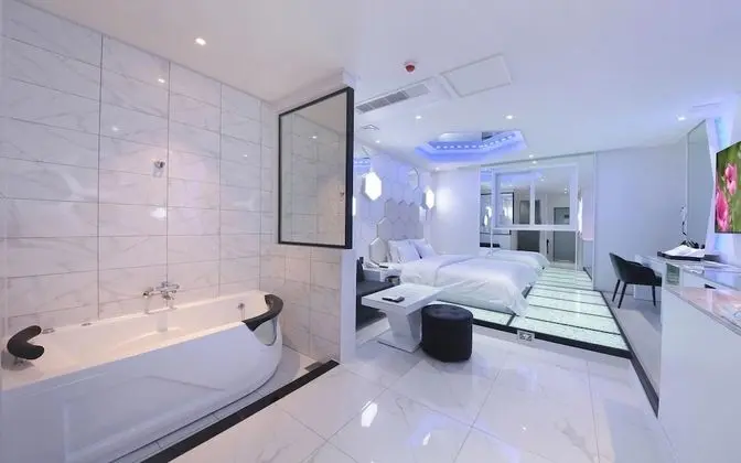 Oda (Chandelier (65-inch TV whirlpool bath)