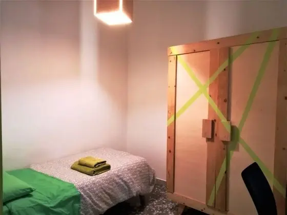 Tek Kişilik Oda, Ortak Banyo (with balcony - Wood 2)