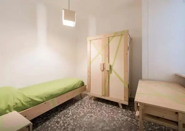 Tek Kişilik Oda, Ortak Banyo (with balcony - Wood 2)