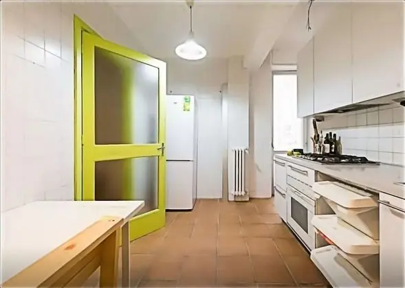 Tek Kişilik Oda, Ortak Banyo (with balcony - Wood 2)