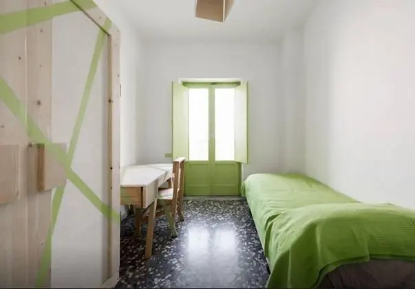 Tek Kişilik Oda, Ortak Banyo (with balcony - Wood 2)