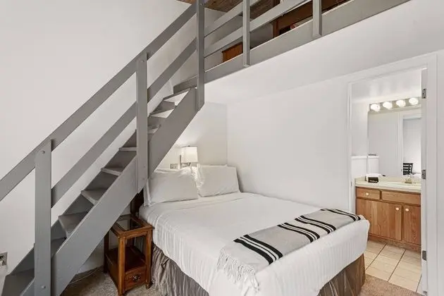 Daire (Woodbridge Unit 29E)