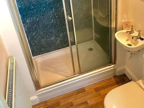 Basic Tek Büyük Yataklı Oda, Ortak Banyo