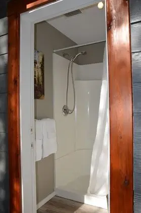 Panoramic Cabin, 1 Bedroom, Central Hot Tub, Near Lake, Shared Bathroom (Towels Optional)