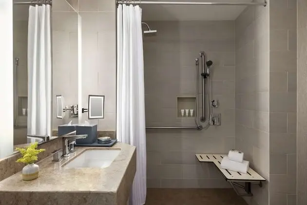 Oda, 1 En Büyük (King) Boy Yatak (Roll-In Shower)