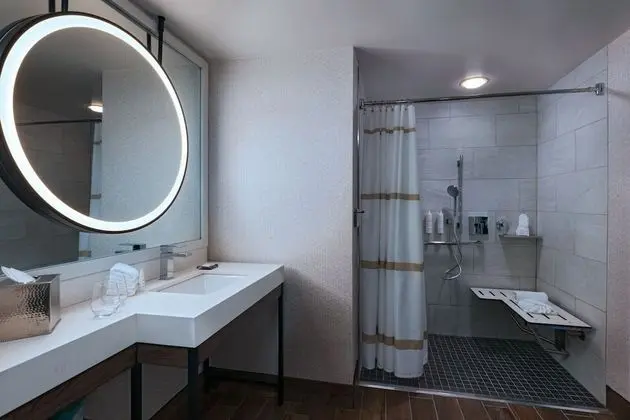 Oda, 2 Büyük (Queen) Boy Yatak (Mobility Accessible, Roll-In Shower)