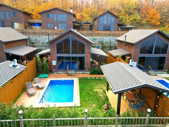 Göl Manzaralı Isıtmalı Havuzlu Standard Bungalov Oda