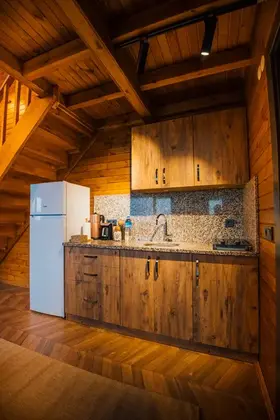 Göl Manzaralı Jakuzili Ve Isıtmalı Havuzlu Suite Bungalov Oda