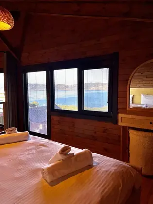Göl Manzaralı Jakuzili Ve Isıtmalı Havuzlu Suite Bungalov Oda