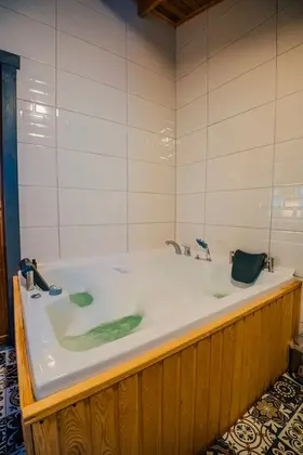 Göl Manzaralı Jakuzili Ve Isıtmalı Havuzlu Suite Bungalov Oda