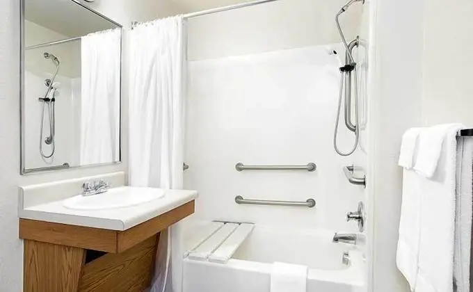 Oda, 1 Büyük (Queen) Boy Yatak, Engellilere Uygun, Sigara İçilmez (Bathtub)