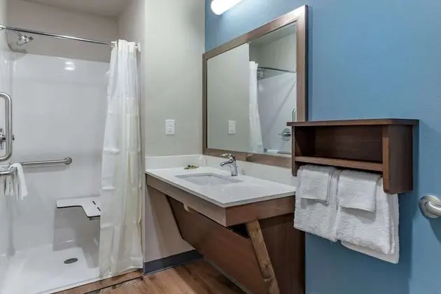 Oda, 1 Büyük (Queen) Boy Yatak, Engellilere Uygun, Sigara İçilmez (Bathtub)