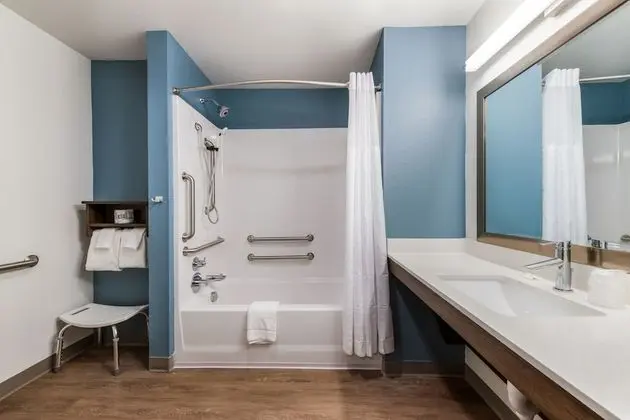 Oda, 1 Büyük (Queen) Boy Yatak, Engellilere Uygun, Sigara İçilmez (Bathtub)