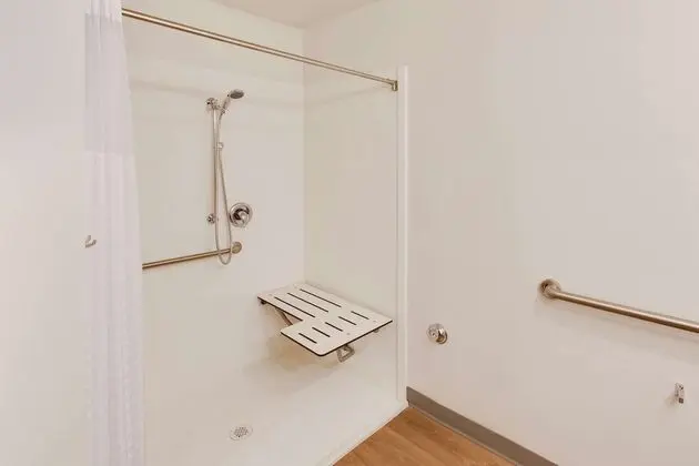 Oda, 1 Büyük (Queen) Boy Yatak, Engellilere Uygun, Sigara İçilmez (Bathtub)