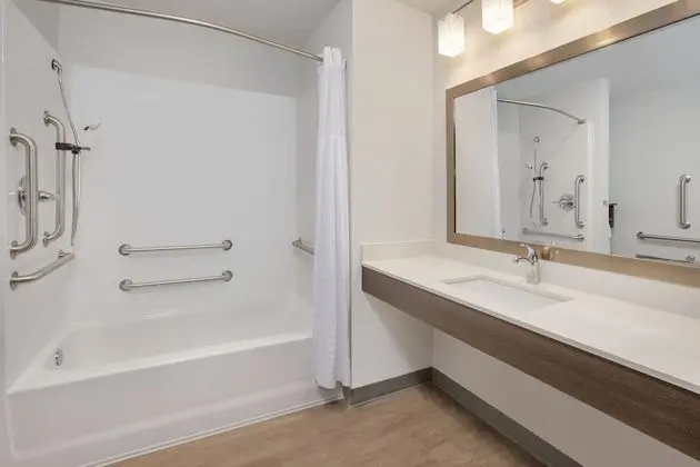 Oda, 1 En Büyük (King) Boy Yatak, Engellilere Uygun, Sigara İçilmez (Accessible Tub)