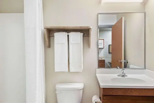 Oda, 1 Büyük (Queen) Boy Yatak, Engellilere Uygun, Sigara İçilmez (Bathtub)