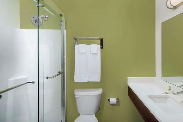 Standard Oda, 1 Büyük (Queen) Boy Yatak, Sigara İçilmez (Sofa)