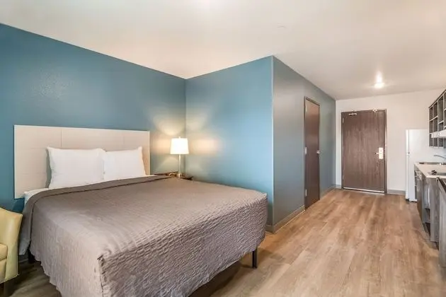 Oda, 1 Büyük (Queen) Boy Yatak, Engellilere Uygun, Sigara İçilmez (Accessible Tub)