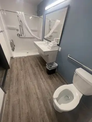 Oda, 1 Büyük (Queen) Boy Yatak, Engellilere Uygun, Sigara İçilmez (Roll-In Shower)