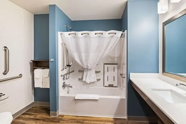 Oda, 1 Büyük (Queen) Boy Yatak, Engellilere Uygun, Sigara İçilmez (Roll-in Shower)