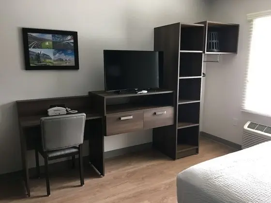 Oda, 1 Büyük (Queen) Boy Yatak, Engellilere Uygun, Sigara İçilmez (Roll-in Shower)