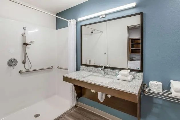 Oda, 2 Büyük (Queen) Boy Yatak, Engellilere Uygun, Sigara İçilmez (Bathtub)
