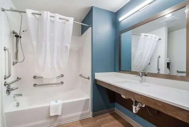 Oda, 1 Büyük (Queen) Boy Yatak, Engellilere Uygun, Sigara İçilmez (Bathtub & Sofa)