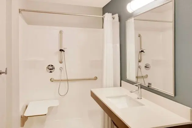 Oda, 1 Büyük (Queen) Boy Yatak, Engellilere Uygun, Sigara İçilmez (Roll-in Shower)