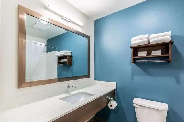 Oda, 1 Büyük (Queen) Boy Yatak, Engellilere Uygun, Sigara İçilmez (Bathtub)