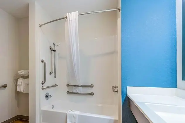 Oda, 2 Büyük (Queen) Boy Yatak, Engellilere Uygun, Sigara İçilmez (Accessible Tub)