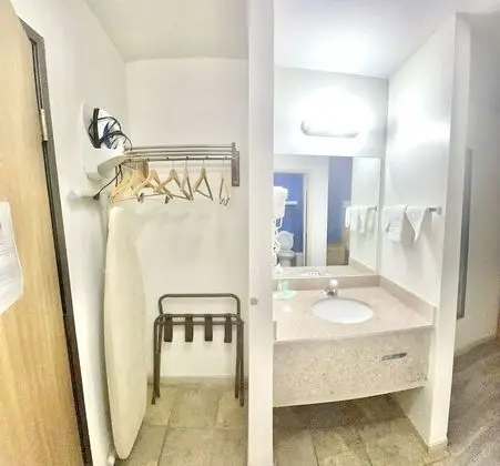 Oda, 1 En Büyük (King) Boy Yatak, Engellilere Uygun, Sigara İçilmez (Roll-In Shower)