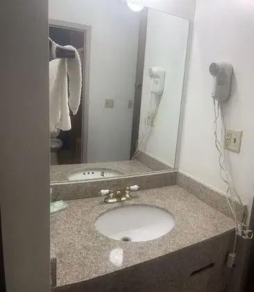 Oda, 1 En Büyük (King) Boy Yatak, Engellilere Uygun, Sigara İçilmez (Roll-In Shower)