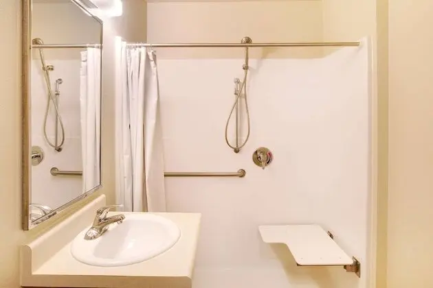 Oda, 1 Büyük (Queen) Boy Yatak, Engellilere Uygun, Sigara İçilmez (Roll-In Shower)