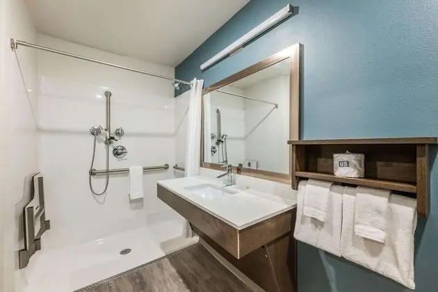 Oda, 1 Büyük (Queen) Boy Yatak, Engellilere Uygun, Sigara İçilmez (Bathtub)
