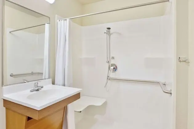 Süit, 1 Büyük (Queen) Boy Yatak, Engellilere Uygun, Sigara İçilmez (Roll-In Shower)