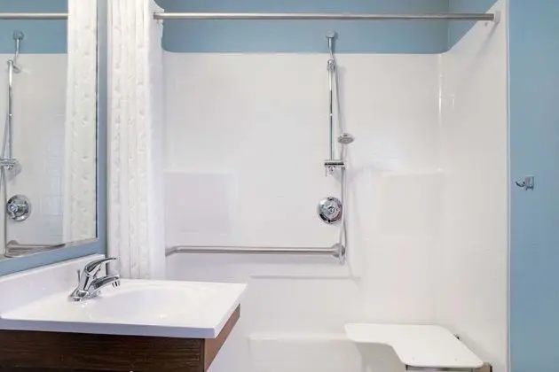 Oda, 1 Büyük (Queen) Boy Yatak, Engellilere Uygun, Sigara İçilmez (Roll-in Shower)